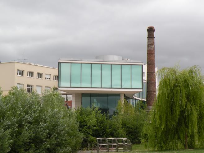  immeuble moderne et ancienne cheminée d'usine